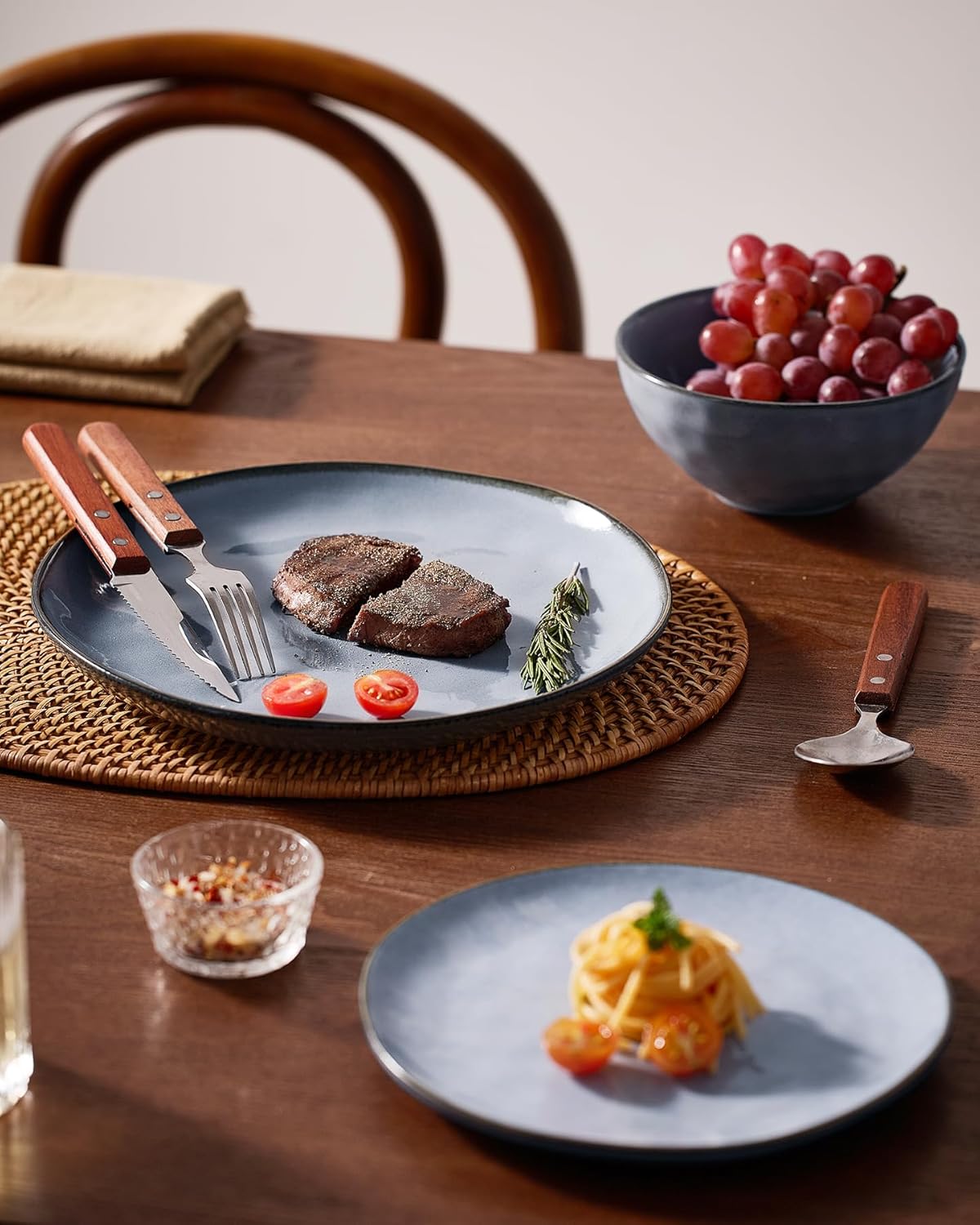 Famiware Dinnerware Sets for 4, Ocean Round 12-Piece Kitchen Plates and Bowls Sets, Reactive Glaze, Microwave and Dishwasher Safe, Scratch Resistant, Blue